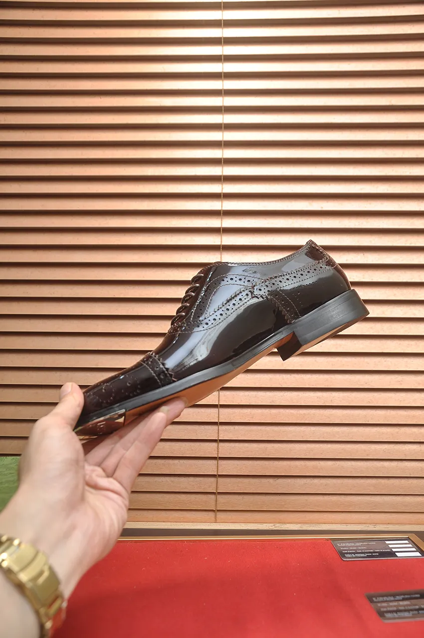 Men's shoes💰660💶 Brand: GUCCI (Gucci) Standard code: Men's code 39/44 (45/46 can be customized) Grade: Same as the official website Original quality Material: Original cowhide Water-dyed cowhide lining Original rubber outsole Style category: Men's fashionable casual leather shoes Distinguished big-name luxury elements top luxury Color: Actual picture